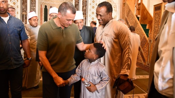محافظ أسوان يستمع لمطالب المواطنين.. ويوجه المسئولين لتلبتها
