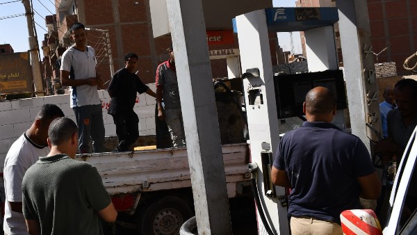 محافظ أسوان يفاجئ محطات الوقود للتأكد من سلامة منظومة تداول وتعبئة البنزين والسولار