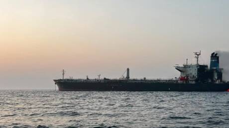 قطر ناقلة النفط  “إليغيا” إلى ميناء عماني بعد استهدافها قبالة مسندم وإخلاء طاقمها
