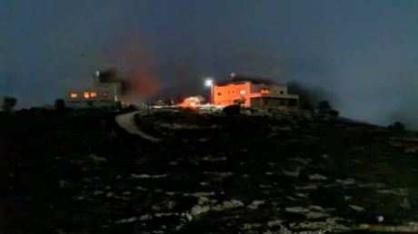 الضفة الغربية.. مستوطنون يحرقون منزلين في جالود ويضرمون النار في منزل ومركبات بالمغير