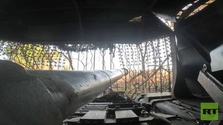 دبابة “T-80BM” تدمر مركز تحكم بالطائرات المسيرة للعدو في اتجاه دونيتسك