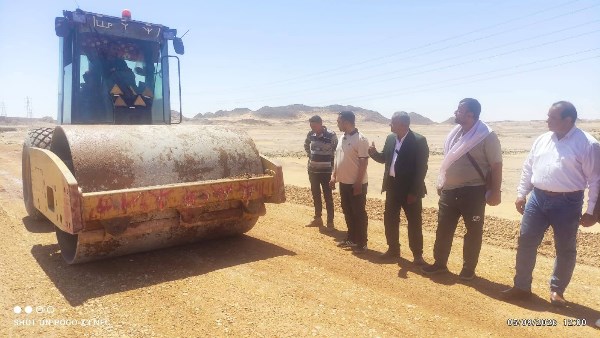 رئيس مركز بلاط بالوادي الجديد يتابع أعمال رفع كفاءة وتطوير طريق الخارجة – الداخلة