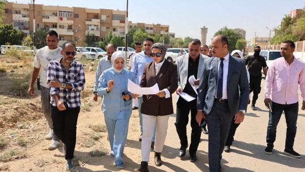 محافظ الوادي الجديد تبحث مقترح إنشاء مجتمع سكني بأرض البحوث بالخارجة