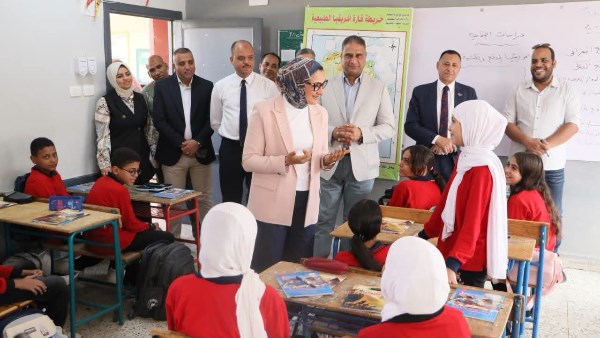 محافظ الوادي الجديد تتابع انتظام العملية التعليمية بعدد من مدارس الخارجة