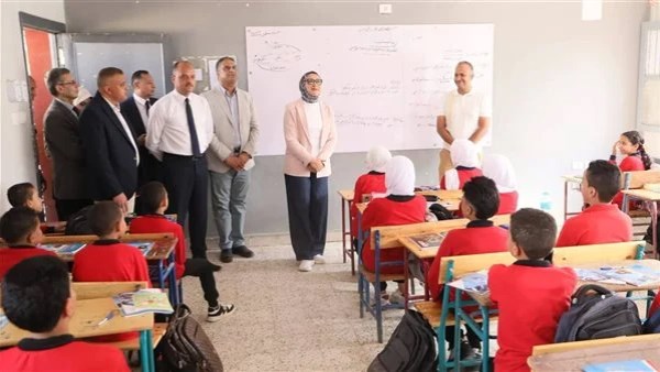 محافظة الوادي الجديد تكافئ المعلمين المتميزين خلال جولتها بمدارس الخارجة