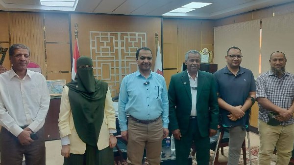 وفد من جامعة الوادي الجديد يجري الكشف الطبي للطلاب الجدد في بلاط