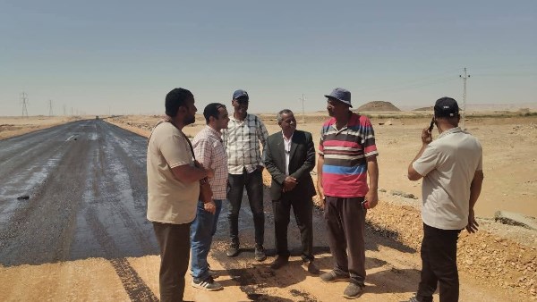 بعد توقف 5 سنوات.. عودة أعمال الأسفلت بطريق الداخلة – الخارجة بالوادي الجديد