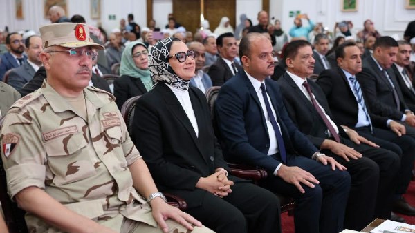 محافظ الوادى الجديد تمنح 8 رحلات عمرة مجانية لأسرة الشهداء و المحاربين القدماء