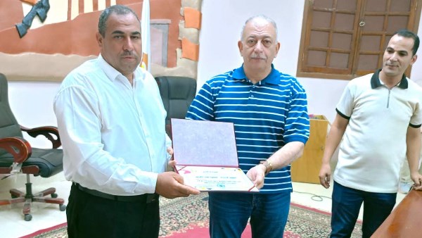 رئيس مركز الداخلة بالوادي الجديد يكرم عمال الوحدة المحلية