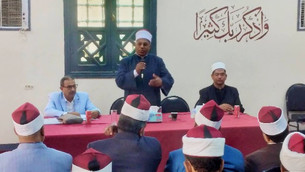 مدير عام أوقاف الوادي الجديد يعقد اجتماعا بالأئمة