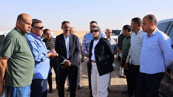 محافظ الوادي الجديد تتفقد أعمال الرفع المساحي لطريق باريس ـ العوينات وإنشاء مدخل للبحيرة