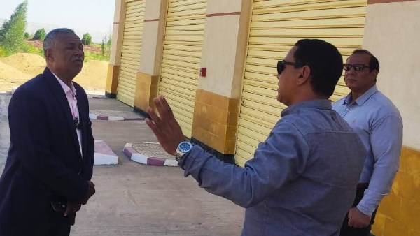 رئيس مركز بلاط بالوادي الجديد يتفقد المجمع الحرفي بقرية مرزوق