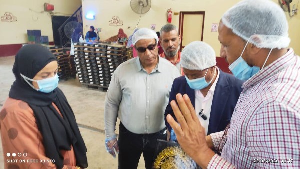 رئيس مركز بلاط بالوادي الجديد يتابع مصنع إنتاج التمور