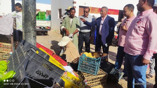 رئيس مركز بلاط بالوادي الجديد يتابع السوق الحضاري