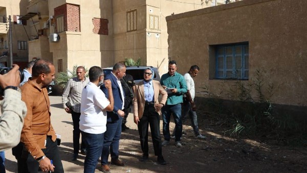 محافظ الوادي الجديد تبحث تعزيز إمكانات المستشفى الجامعي بالخارجة وإعادة تخطيط المنطقة المحيطة