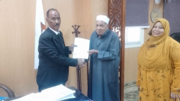 رئيس مركز باريس بالوادي الجديد يُسلّم العقود النهائية للمواطنين بعد سداد مستحقات التقنين