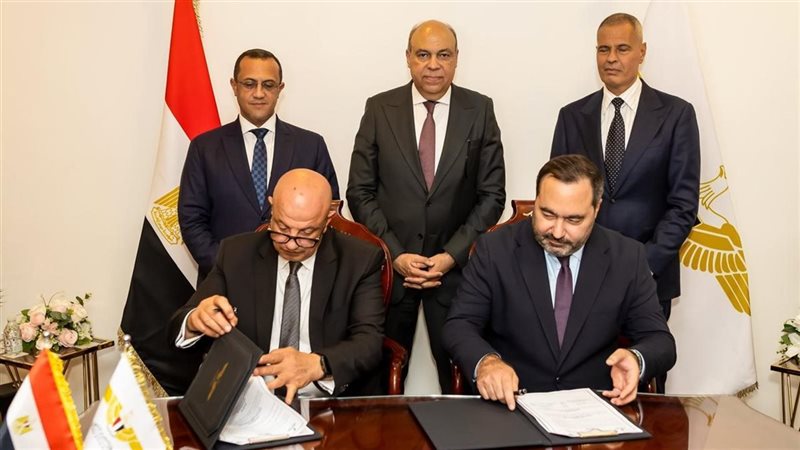 الحفني يشهد توقيع بروتوكول تعاون بين الشركة المصرية للمطارات وأكاديمية مصر للطيران