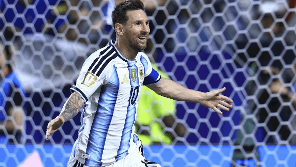 ميسي بقميص خاص في مباراته الوداعية مع الأرجنتين