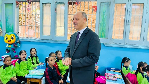 مدير تعليم الإسكندرية يستمع للطلاب ويؤكد: المدرسة مكان لبناء الشخصية