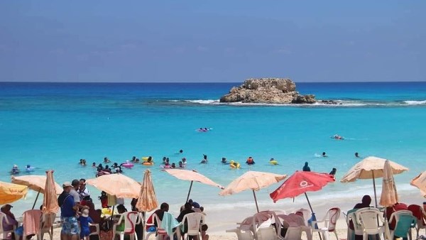 بعد 4 أيام من الغلق.. البحر يهدأ والمصطافون يعودون إلى شواطئ مطروح