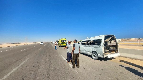 مصرع شخص وإصابة 7 آخرين في انقلاب ميكروباص بالطريق الساحلي بمطروح