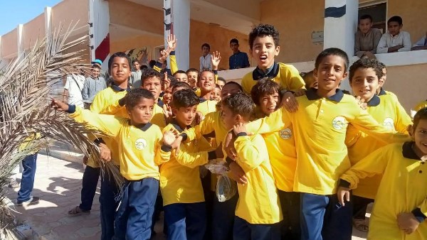 استعدادًا للدراسة.. توزيع 9 آلاف و450 زيًا مدرسيًا بالمجان على طلاب النجيلة