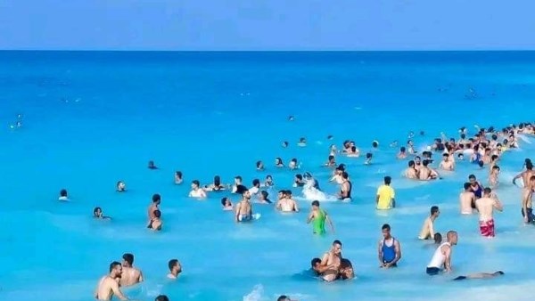 بعد يومين من الغلق.. البحر يهدأ والمصطافون يعودون إلى شواطئ مطروح