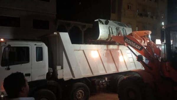 ضبط معدات بناء تعمل بدون ترخيص أثناء إنشاء الطابق العاشر بمطروح