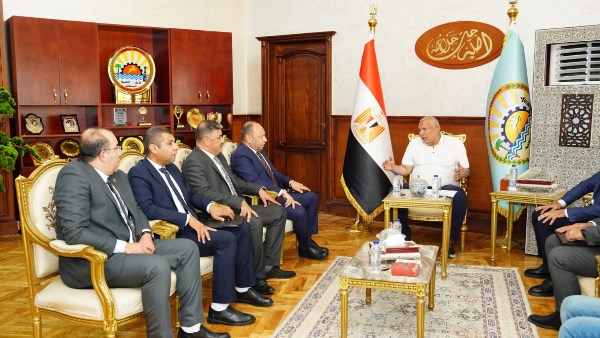 محافظ مطروح يبحث مع رئيس «مودرن جاس» الإسراع في توصيل الغاز الطبيعي بمرسى مطروح والحمام