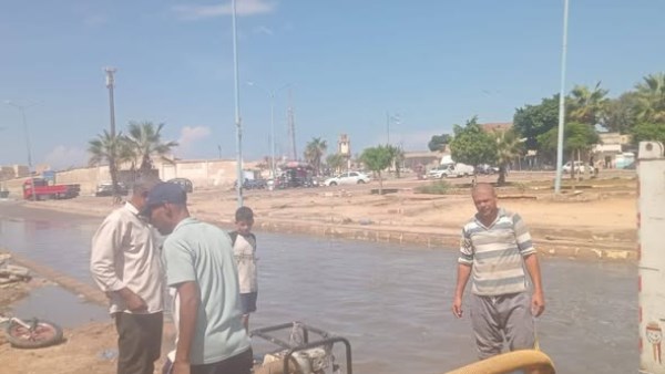 مرسي مطروح: فرق الطوارئ تنتشر لرفع تجمعات مياه الأمطار بمدخل المدينة