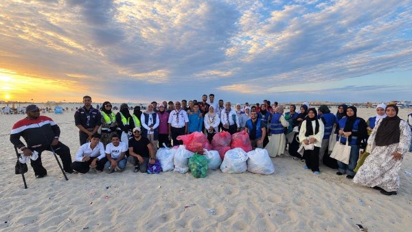 بإيدينا».. 120 كجم مخلفات حصيلة حملة لتنظيف شاطئ الهنا بمرسى مطروح