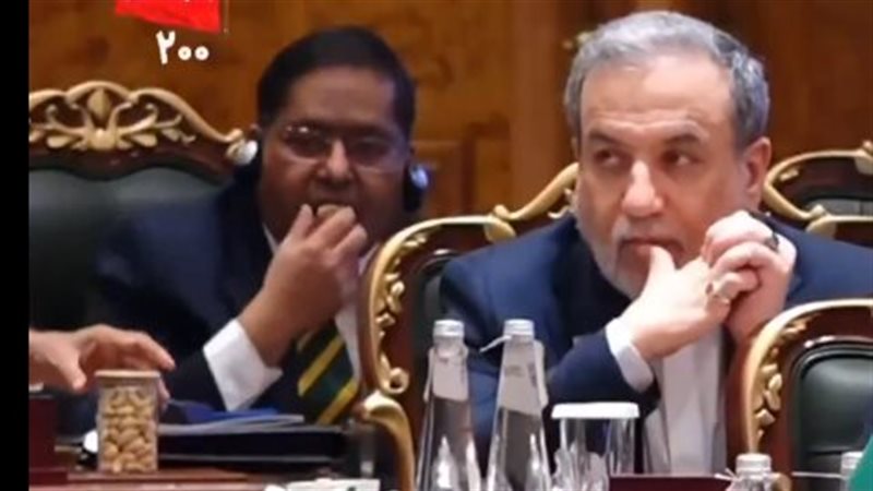 المكسرات تشعل قمة بريكس، موقف محرج لمسئولين هنود يأكلون بشراهة أثناء خطابات القادة (فيديو)