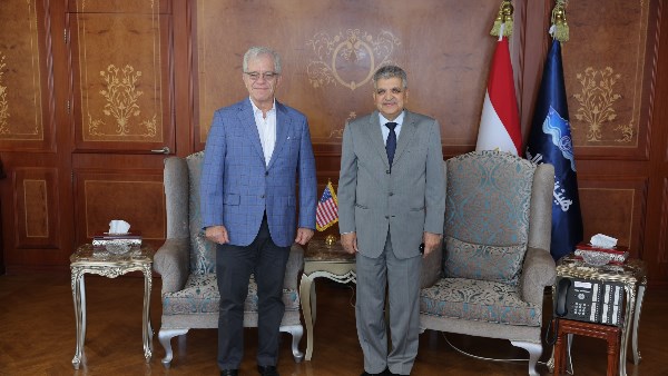 الفريق أسامة ربيع يبحث سبل التعاون المشترك مع القائم بأعمال السفير الأمريكي بالقاهرة