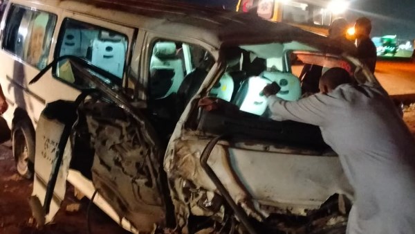 الصور الأولى.. إصابة 13 شخصًا في انقلاب ميكروباص بطريق الإسماعيلية – السويس