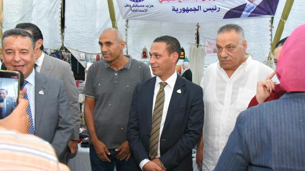 افتتاح معرض المستلزمات المدرسية لتخفيف الأعباء عن المواطنين بالإسماعيلية