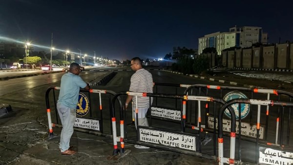 موقف مستقل لسيارات مبادرة نقل طلاب جامعة قناة السويس بجوار كلية الصيدلة بالإسماعيلية