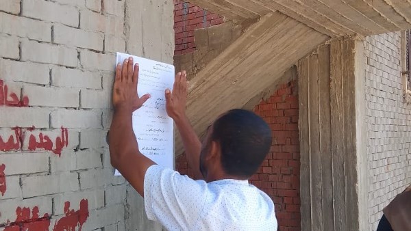 حملات طرق الأبواب بقرية سرابيوم لحث المواطنين على تقنين أوضاعهم