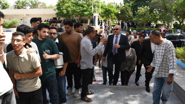 رئيس قناة السويس يتفقد المدن الجامعية ويتابع أعمال التسكين لانتظام الدراسة