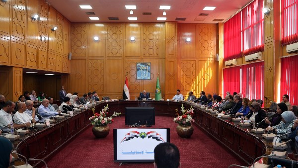 محافظ الإسماعيلية يستعرض خطة متكاملة لتطوير الأندية والمنشآت ودعم الاستثمار