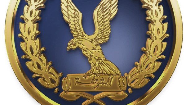 الداخلية تكشف ملابسات ركض شخص خلف فرد شرطة بالإسماعيلية وقذفه بزجاجة مياه