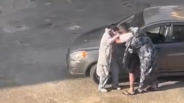 فحص فيديو يوثق تعدي رجل على طليقته في أحد شوارع الإسماعيلية