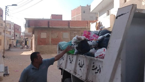 استمرار أعمال النظافة والإنارة بمركز ومدينة التل الكبير لتحسين مستوى الخدمات