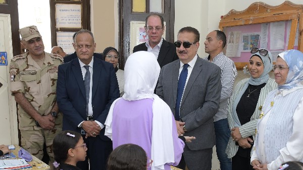 محافظ بورسعيد يكافئ طالبة بمدرسة القناة الإعدادية بنات ويشيد بموهبتها الفنية
