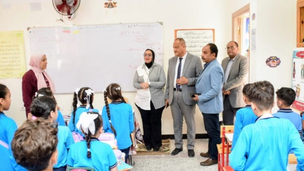 في ثاني أيام الدراسة.. مدير تعليم بورسعيد يتابع انتظام الطلاب ويشدد على جدية التقييمات
