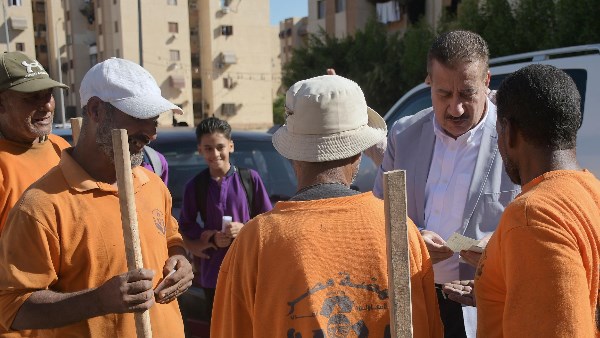 محافظ بورسعيد يلتقي عمال النظافة ويشيد بجهودهم في الحفاظ على المظهر الحضاري خلال جولته