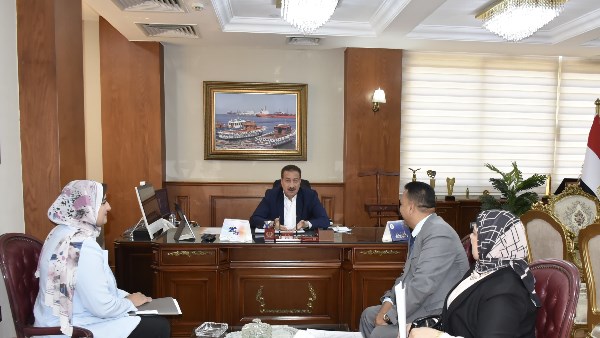 محافظ بورسعيد يلتقي مدير المديرية المالية لمتابعة مستجدات العمل