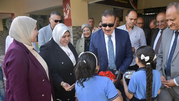 محافظ بورسعيد يشيد بانتظام العمل داخل مدرسة الوصفية ويصرف مكافأة لعدد من الطلاب