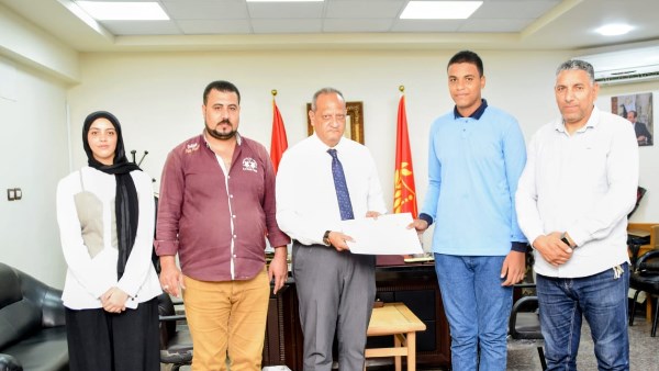 وكيل تعليم بورسعيد يكرّم الطالب “زياد” النموذج المشرف للأمانة والخلق النبيل