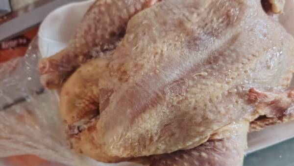 استجابة لشكوى مواطن.. ضبط دواجن غير صالحة داخل مطعم بزهور بورسعيد