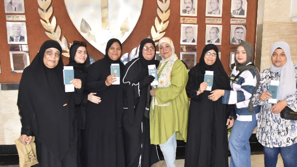 محافظ بورسعيد يسلم 5 منح عمرة مجانية بدعم من صندوق «تحيا مصر»